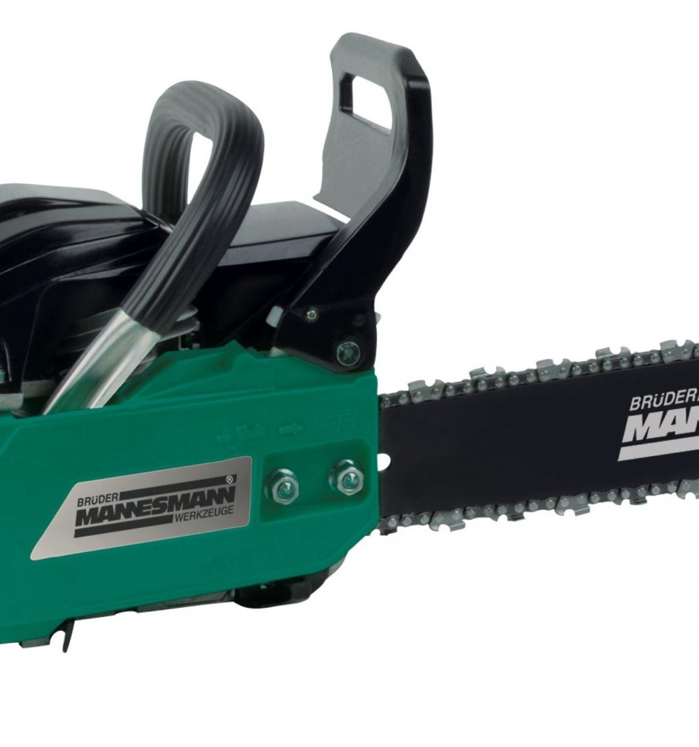 بالمنشار البنزيني